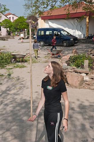 Waldorfschule-209.jpg - Die ganze Schule beteiligte sich am Frühjahrsputz. Sie haben dabei nicht nur die Umgebung der Schule von den herum liegenden Abfällen gesäubert. Und da sie schon dabei waren, haben sie gleich auch das Schulgelände von Unkraut befreit und für den Sommer vorbereitet. (Foto: Rothe)