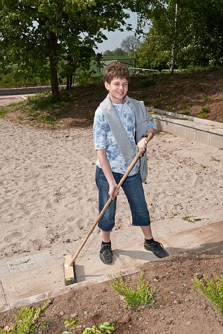 Waldorfschule-274.jpg - Die ganze Schule beteiligte sich am Frühjahrsputz. Sie haben dabei nicht nur die Umgebung der Schule von den herum liegenden Abfällen gesäubert. Und da sie schon dabei waren, haben sie gleich auch das Schulgelände von Unkraut befreit und für den Sommer vorbereitet. (Foto: Rothe)