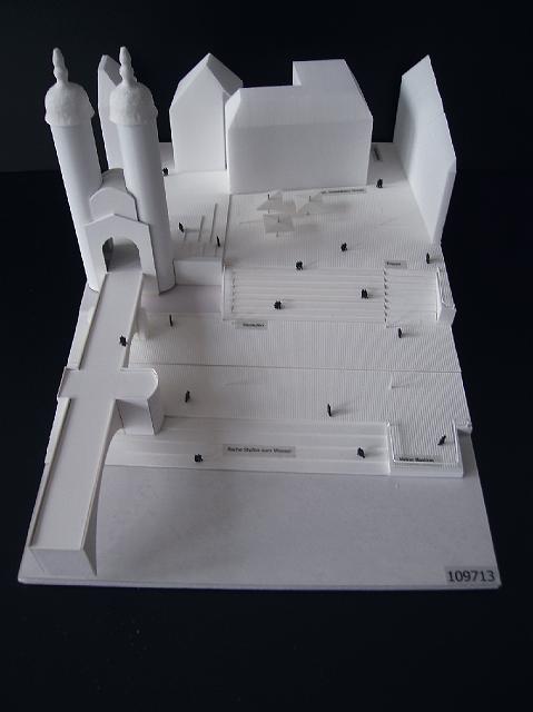 2001_bild03.jpg - Das Modell zeigt den Platz westlich der Alten Brücke. Nur ein kleiner Rest der historischen Mauer bei der Alten Brücke bleibt erhalten.