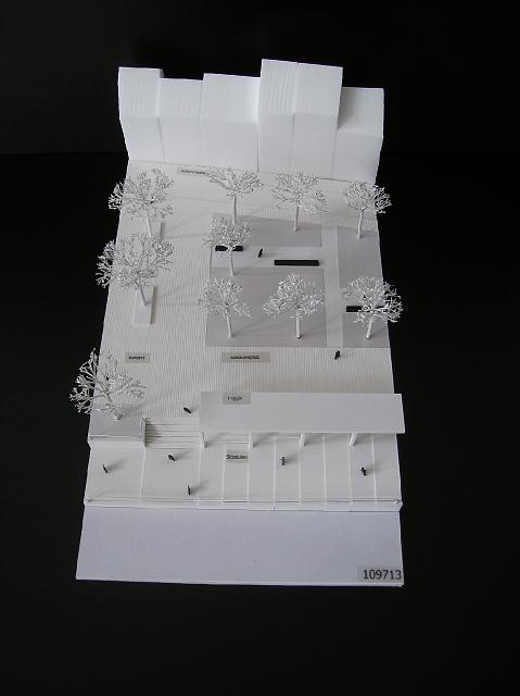 2001_bild13.jpg - Der neu gestaltete Jubiläumsplatz soll mit seiner lang gestreckte Loggia und dem zweigeschossigen Gebäude mit Café, Ticketverkauf und WC ganz neue Funktionen bieten.