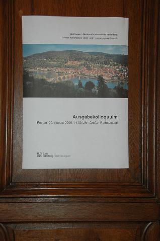 00.JPG - An der Tür des historischen Ratssaals weist ein kleines Hinweisschild auf das Ausgabekolloquium hin: Die Teilnahme war für teilnehmende Büros obligatorisch – die Veranstaltung nicht öffentlich. (Foto: Stadt Heidelberg)