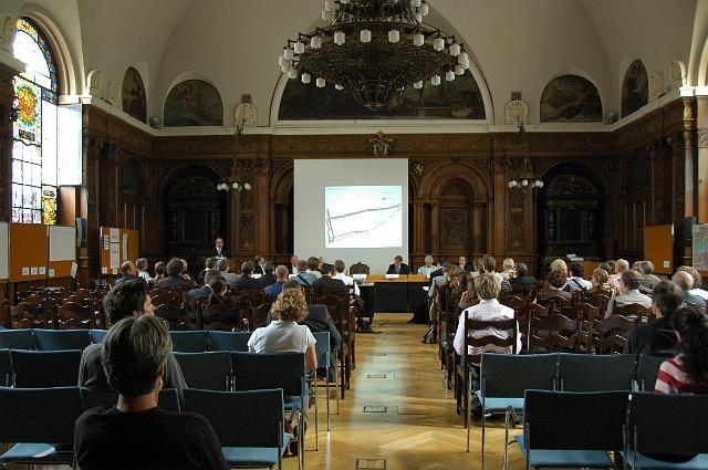 03.JPG - Altstadt, Neckar und Berge reduzieren die Fläche für den Verkehr erheblich, wie die eingeblendete Karte zeigt. (Foto: Stadt Heidelberg)