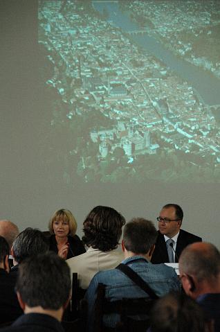 10.JPG - Über allem: Die Karte der Heidelberger Altstadt – noch werden Stadt und Fluss vom Neckarstaden getrennt. (Foto: Stadt Heidelberg)