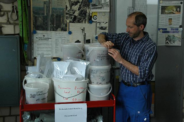 01.JPG - Bohrproben eimerweise: Die TU-Darmstadt hatte beim Besuch am 4. März 2009 bereits ganze Arbeit geleistet. Auf dem Rollwagen befinden sich die beprobten Bohrkerne, die auf ihren Rücktransport nach Heidelberg warten. (Foto: Stadt Heidelberg)