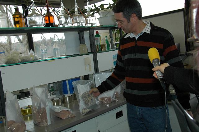28.JPG - Diplom Ingenieur Jörg Gutwald gibt anhand der Proben einen Einblick in die durchgeführten Tests. (Foto: Stadt Heidelberg)