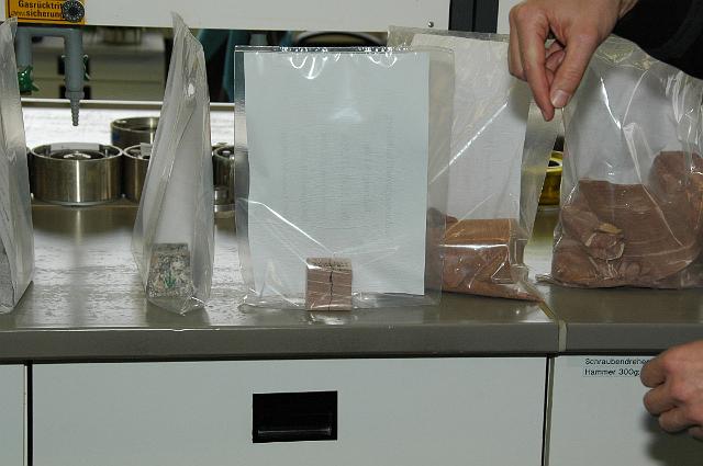31.JPG - Gut dokumentiert und Sackweise verpackt treten die Bohrkern-Brocken ihre Heimreise nach Heidelberg an. Dort werden Sie eingelagert. (Foto: Stadt Heidelberg)