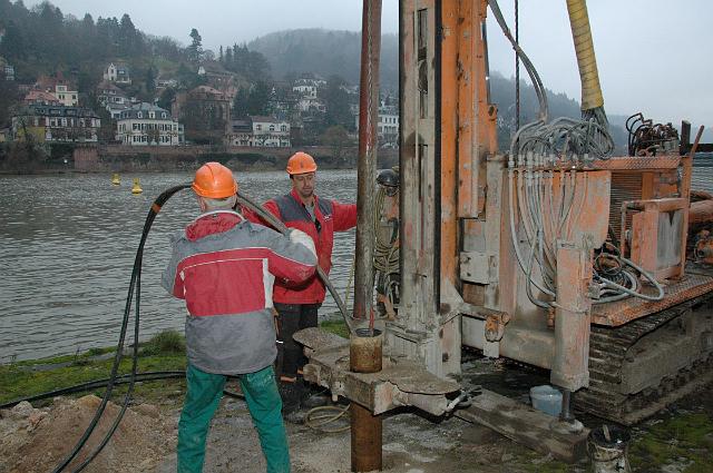00.JPG - Ob bei Sonnenschein, Nebel oder Regenwetter: Die Mannschaften bohren eigentlich bei jedem Wetter, einzige Ausnahme: starker Frost. Dann gefriert das Wasser, mit dem die Bohrköpfe bei ihrer „aufreibenden Arbeit“ gekühlt werden. (Foto: Stadt Heidelberg)