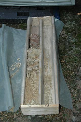 11.JPG - Unter der Alten Brücke verläuft die „Störungszone“, wo der Granit aus dem Osten auf den Sandstein im Westen trifft. Durch die enormen geologischen Kräfte wurde das Gestein dabei regelrecht zermahlen. (Foto: Stadt Heidelberg)