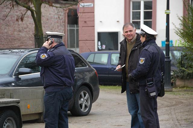 13.JPG - Die Augen des Gemeindevollzugsdienstes machen keine Unterschiede: Auch Bohrtrupps brauchen eine Straßensondernutzungserlaubnis – und müssen diese exakt einhalten. Rainer Rolle, Prokurist und Geologe der Josef Menning KG, kann eine unklare Frage jedoch schnell klären. (Foto: Stadt Heidelberg)