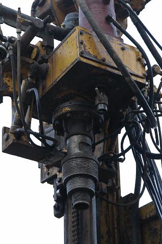 17.JPG - Unter diesen Bohrkopf wird das Rohr mit dem Hohlkernbohrer geschraubt. (Foto: Stadt Heidelberg)