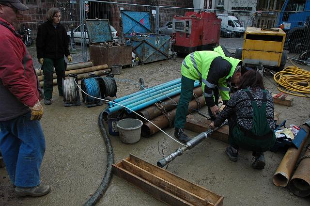 20.JPG - Dr. Uwe Hekel und sein Team verbinden verschiedene Messsonden mit einem Packer, der das Bohrloch unterhalb der Messeinrichtungen gegen Wasserverlust oder Wasserzufluss abdichtet. Dann wird Wasser mit zunehmendem Druck in den Sandstein gepresst, um festzustellen, wieviel Wasser das Gestein durchlässt oder aufnimmt. (Foto: Stadt Heidelberg)