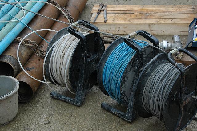 22.JPG - Kabel über Kabel: Ohne verlässlichen Datentransport wäre eine geotechnische Untersuchung der Bohrlöcher undenkbar. (Foto: Stadt Heidelberg)