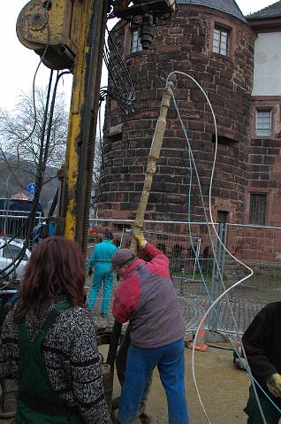 23.JPG - Langsam und vorsichtig wird die teure Mess-Apparatur in die Tiefe abgelassen. (Foto: Stadt Heidelberg)