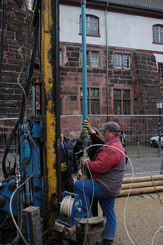 24.JPG - Um die vorgesehene Tiefe zu erreichen, werden so lange Kunststoffrohre auf die Instrumente geschraubt, bis die Sonden und der Packer auf der richtigen Höhe im Bohrloch hängen. (Foto: Stadt Heidelberg)