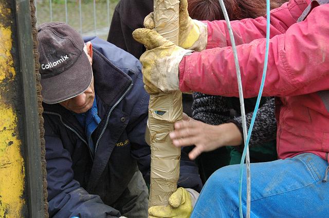 26.JPG - Gut verpackt wird die schwere Apparatur langsam in die Tiefe des Bohrlochs abgesenkt. (Foto: Stadt Heidelberg)