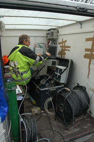 29.JPG - Dr. Uwe Hekel überprüft in seinem umfunktionierten Anhänger die Technik und wartet auf erste einlaufende Daten. (Foto: Stadt Heidelberg)