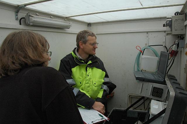 36.JPG - Daniela Haller schaut im Laboranhänger vorbei. Die ersten Daten laufen auf dem Computer auf – alle Geräte arbeiten einwandfrei. Die Ergebnisse gibt es dann im Gutachten zur Baugrunduntersuchung im Herbst 2009. (Foto: Stadt Heidelberg)