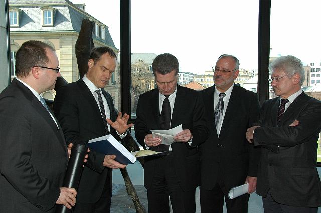 DSC_3467.JPG - Der Oberbürgermeister selbstführt Ministerpräsident Günther H. Oettinger in den aktuellen Sachstand des Projekts „Stadt an den Fluss“ ein, vom dem der Neckarufertunnel den zentralen Baustein darstellt. (Foto: Stadt Heidelberg)