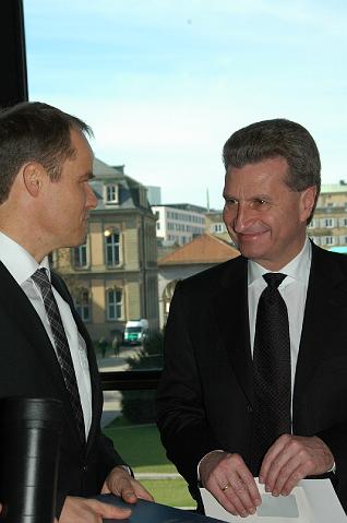 DSC_3469.JPG - Bereits gut vorinformiert erklärt Ministerpräsident Günther H. Oettinger, dass das Konzept „Stadt an den Fluss“ ein „sinnvolles und förderfähigen Projekt“ sei und stellte damit unmittelbar eine Förderung in Aussicht. (Foto: Stadt Heidelberg)
