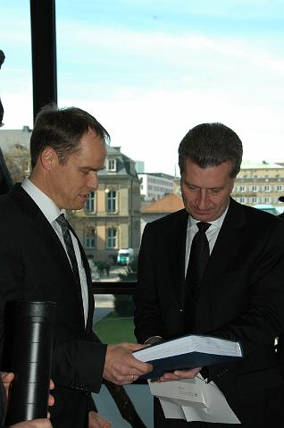 DSC_3470.JPG - Der Ministerpräsident nimmt den 146seitigen Förderantrag zum Neckarufertunnel persönlich aus der Hand von Oberbürgermeister Dr. Eckart Würzner entgegen, … (Foto: Stadt Heidelberg)