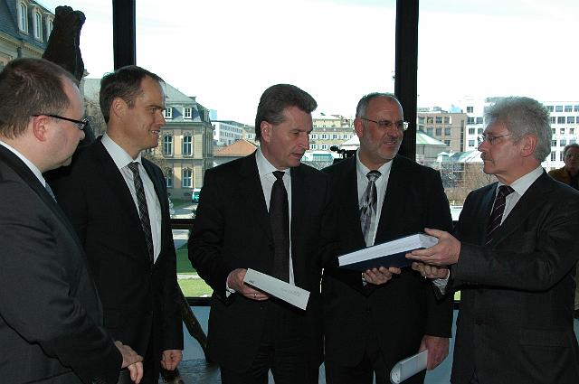 DSC_3483.JPG - … und leitet den Förderantrag direkt an Regierungspräsident Dr. Rudolf Kühner zur weiteren Bearbeitung weiter. (Foto: Stadt Heidelberg)