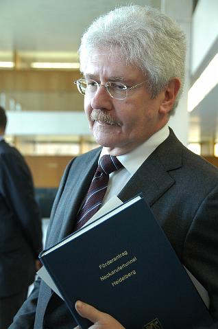 DSC_3508.JPG - Der Regierungspräsident Dr. Rudolf Kühner hält den Förderantrag in seiner Hand. Sein Regierungspräsidium wird den Förderantrag sachlich prüfen und bewerten. (Foto: Stadt Heidelberg)