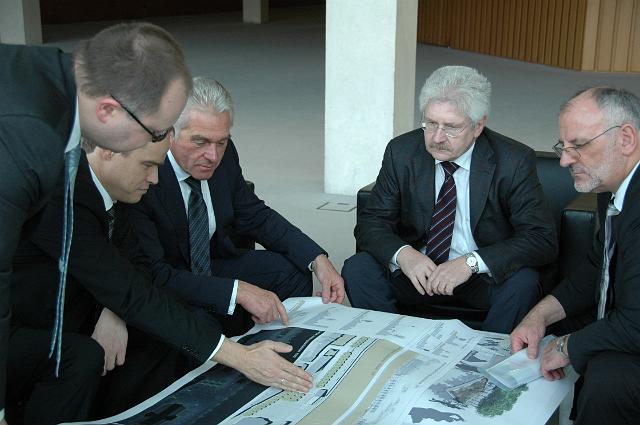 DSC_3520.JPG - Echte Lobbyarbeit: In der Lobby des Landtags zeigen und erklären die beiden Heidelberger Bürgermeister auch den Siegerentwurf aus dem Gestaltungswettbewerb zur Neckaruferpromenade (Foto: Stadt Heidelberg)