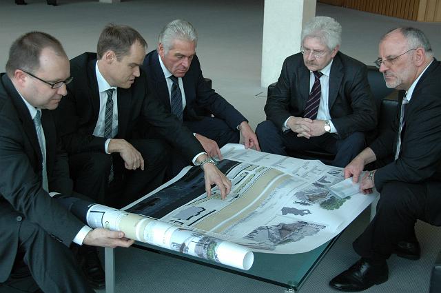 DSC_3523.JPG - Der Oberbürgermeister selbst erklärt den Siegerentwurf mit dem Titel „Fundstücke“ des Landschaftsarchitekturbüros Palm. (Foto: Stadt Heidelberg)