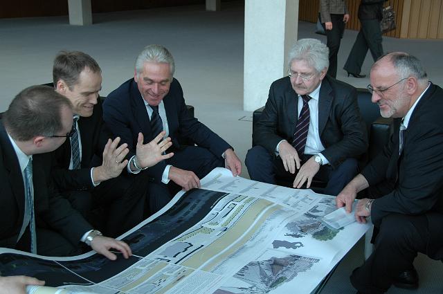 DSC_3528.JPG - Die Begeisterung für den Siegerentwurf ist dem Oberbürgermeister an Gesicht und Händen abzulesen – (Foto: Stadt Heidelberg)