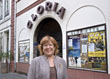 Inge Mauerer-Klesel vor dem Gloria-Kino in der Heidelberger Hauptstraße.(Foto: Rothe)