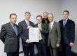 Vertreter der AGFW überreichen Vertreter der Stadtwerke Heidelberg das Zertifikat