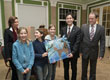 Schülerinnen der Jugendkunstschule übergeben im Beisein von Cornelia Hoffmann-Dodt und OB Dr. Eckart Würzner ein Bild an Kumamotos Oberbürgermeister Seishi Kohyama.