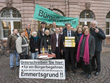 Oberbürgermeister Dr. Eckart Würzner nimmt die Unterschriftenlisten entgegen. (Foto: Rothe)