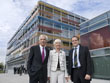 Angelika und Manfred Lautenschläger mit OB Dr. Eckart Würzner vor der neuen Angelika-Lautenschläger-Klinik (Foto: Rothe)