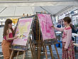 Junge Malerinnen gestalten den verkaufsoffenen Frühlings-Sonntag in Farbe.