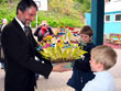 Einen Wunschblumenstrauß überreichten die Kinder der Steinbachschule an Bürgermeister Dr. Joachim Gerner. (Foto: privat)