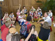 Jungen und Mädchen in der Fragestunde bei OB Eckart Würzner. (Foto: Rothe)