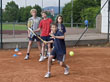 Jugendliche beim Tennistraining