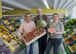 Selim Özgür (links) und Tina Heins-Özgür (rechts) sowie Vermieter Hans-Peter Eisinger im neu eröffneten Supermarkt 