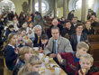 Manfred Lautenschläger, OB Dr. Eckart Würzner und Dekanin Dr. Marlene Schwöbel (v.l.) in der Providenzkirche beim symbolischen Frühstück mit Kindern.