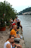 Menschen sitzen an der Kaimauer (Foto: Stadt Heidelberg)