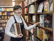 Eine Auszubildende am Bücherregal (Foto: Stadt Heidelberg)