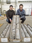 Heiko Huber vom Ingenieurbüro Quick und Geologe Florian Fasching zeigen einen Granit-Bohrkern von Bohrstelle NT 38
