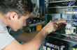 Ein Elektroniker bei der Arbeit (Foto: Kreishandwerkerschaft)