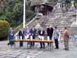 Zur Eröffnung des Kirschblütenfests hinterlegt OB Würzner einen Wunsch im Tempel Honmyo-ji.