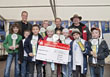 Schüler/innen der Landhausschule mit OB Würzner (links) 16 Schulen erhielten Schecks zwischen 250 und 1.250 Euro.