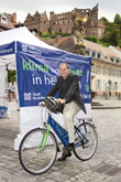 Oberbürgermeister Dr. Eckart Würzner mit einem der neuen Dienstfahrräder der Stadtverwaltung.