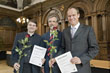 Prof. Dr. Roland Geitmann (Mitte) überreichte Dr. Edgar Wunder (links) und Oberbürgermeister Dr. Eckart Würzner (rechts) je ein  besonders schönes Exemplar der „Demokratie-Rose“. (Foto: Rothe)