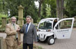 Im neuen weißen Auto können sich Besucher des Bergfriedhofs künftig chauffieren lassen. Bürgermeister Wolfgang Erichson (links) nimmt die Schlüssel von Klaus Goerigk, Geschäftsführer der Genossenschaft Badischer Friedhofsgärtner, entgegen. (Foto: Rothe)