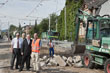 Erster Bürgermeister Bernd Stadel (2. von rechts) überzeugte sich bei einem Baustellenbesuch vom Fortgang der Arbeiten. (Foto: Rothe)